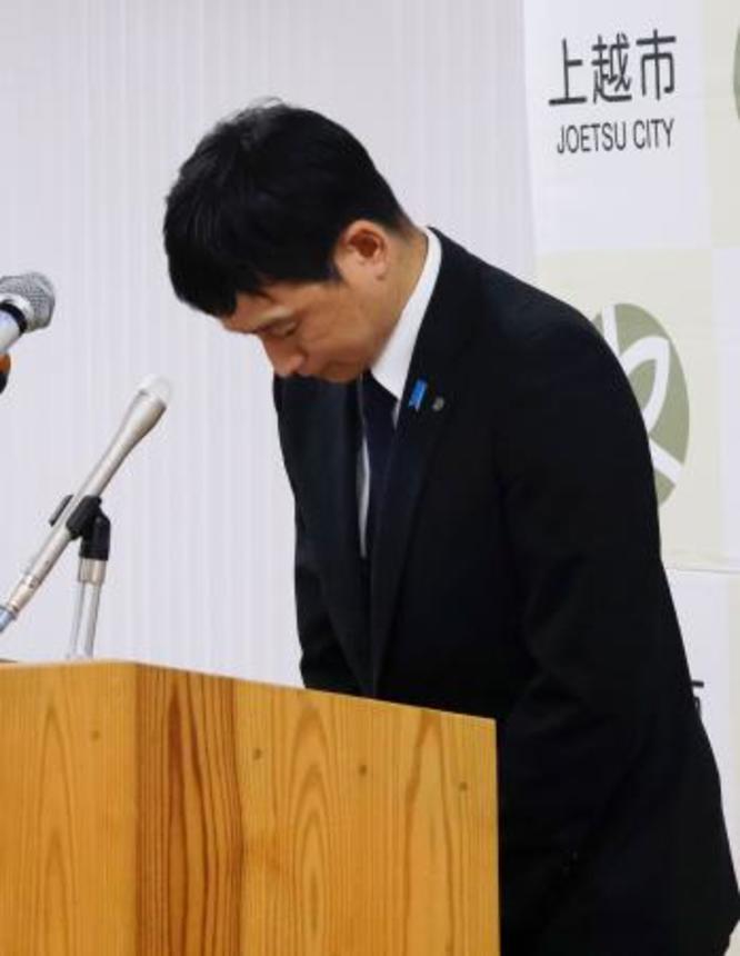 　記者会見で謝罪する新潟県上越市の中川幹太市長＝９日午後、上越市役所