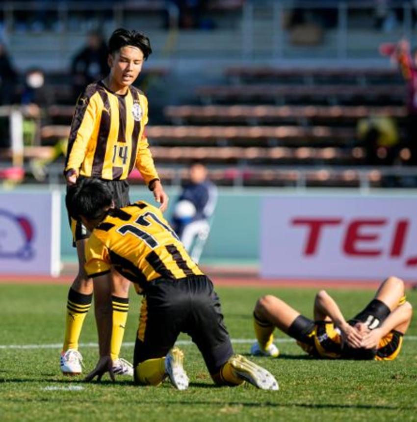 　神戸弘陵に敗れた竹ノ谷（左）ら前橋育英イレブン＝浦和駒場