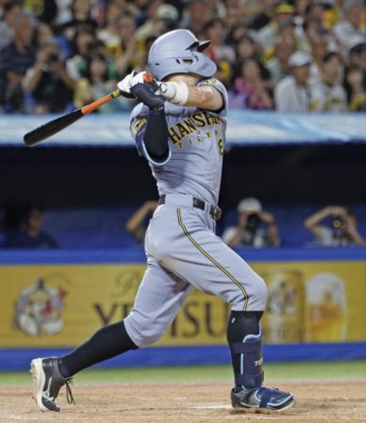　５回阪神１死一塁、佐藤が左越えに２打席連続本塁打となる２ランを放つ＝神宮