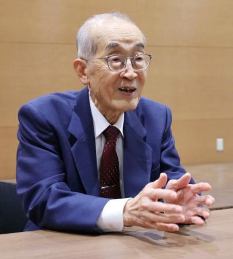 　インタビューに答える京都先端科学大特任教授の松波弘之さん