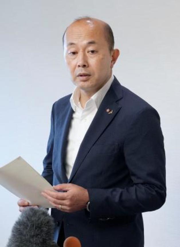 　報道陣の取材に応じる長崎市の鈴木史朗市長＝１０日午後、長崎市役所