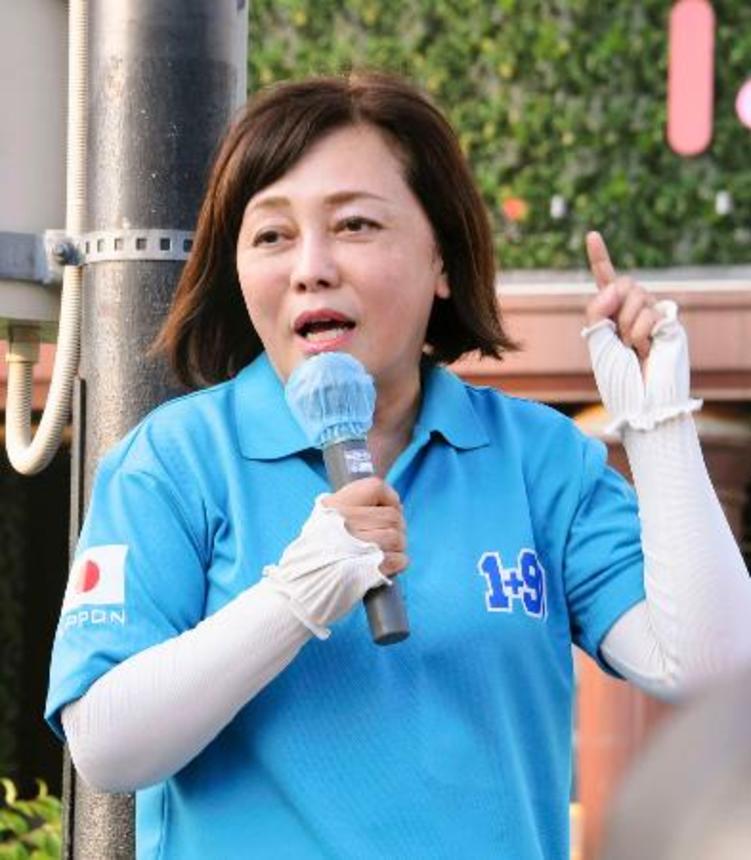 　街頭演説する日本保守党の有本香事務総長＝９日午後、埼玉県川口市