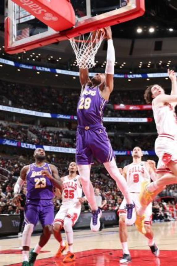 　ブルズ戦でダンクシュートを決めるレーカーズの八村＝シカゴ（ＮＢＡＥ・ゲッティ＝共同）