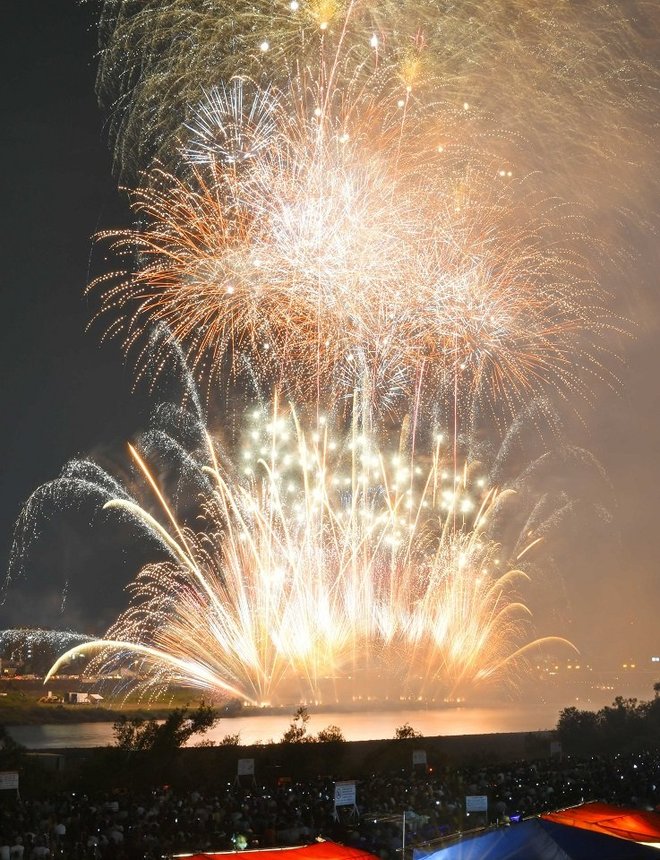 ２０１９年８月に開かれた全国花火大会＝岐阜市の長良川河畔