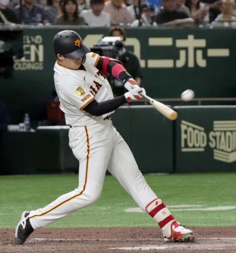 　７回巨人２死一、三塁、代打増田陸が左越えに勝ち越し３ランを放つ＝東京ドーム
