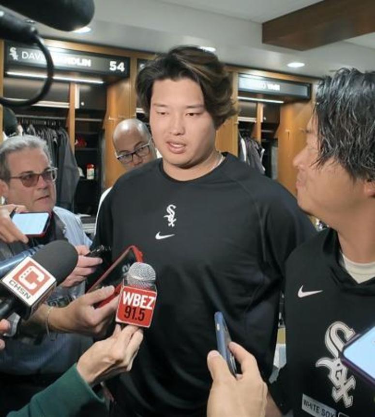 　試合前に取材対応するホワイトソックス・村上＝５月、シカゴ