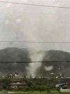 渦を巻きながら竜巻のように進む突風＝１７日午後、加茂郡八百津町（住民提供）