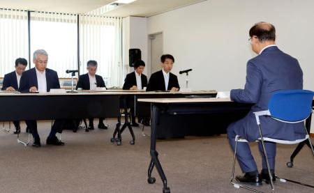 　福井県庁で武部衛副知事（手前）と面会する関西電力の水田仁原子力事業本部長（左から２人目）ら＝１８日午後