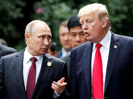 　トランプ米大統領（右）とロシアのプーチン大統領＝２０１７年１１月、ベトナム中部ダナン（ロイター＝共同）