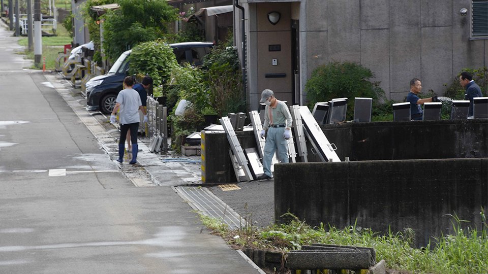 浸水を防ぐ板を片付ける住民ら＝１日午前１０時３分、揖斐郡池田町片山