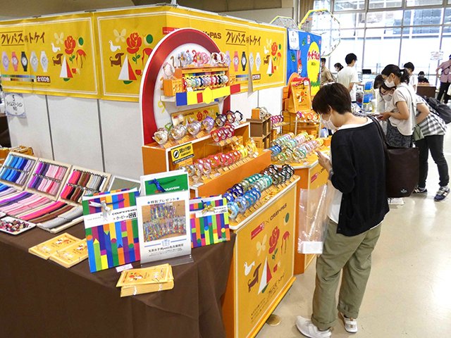 多彩な文具が並ぶ会場＝名古屋市千種区、吹上ホール