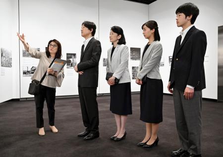 　「被爆８０年企画展　ヒロシマ１９４５」を視察される秋篠宮ご夫妻と次女佳子さま、長男悠仁さま＝１１日午前、東京都目黒区の東京都写真美術館（代表撮影）