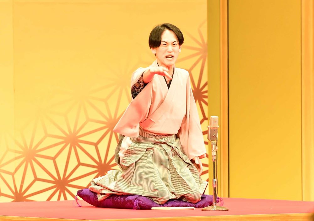 「真田小僧」で策伝大賞に輝いた浪漫亭凡さん＝２０日午後２時５７分、岐阜市長良福光、長良川国際会議場