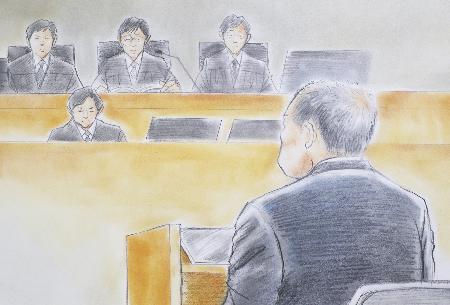 　判決理由を聞く桂田精一被告。後列中央は裁判長（代表法廷イラスト）