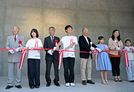 　直島新美術館の開館セレモニー＝３１日午前、香川県直島町