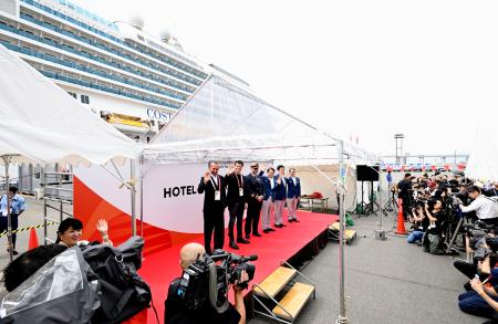 　アジア大会選手の宿泊拠点となるクルーズ船（左上）が入港した名古屋港で開かれた記念イベント＝１５日午後、名古屋市