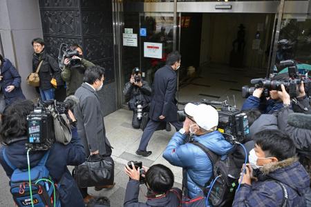 　家宅捜索のため自民党安倍派（清和政策研究会）の事務所に向かう東京地検特捜部の係官ら＝２０２３年１２月、東京都千代田区