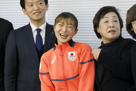 ミラノ・コルティナ冬季五輪の壮行会で斎藤元彦兵庫県知事（左）らと写真に納まるフィギュアスケート女子の坂本花織＝２０２６年１月、神戸市中央区