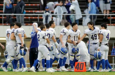 　立命大を破って優勝を決め、喜ぶ関学大の選手たち＝万博