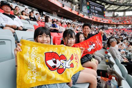 　アジア大会の開会式会場を訪れた家族＝１９日、パロマ瑞穂スタジアム
