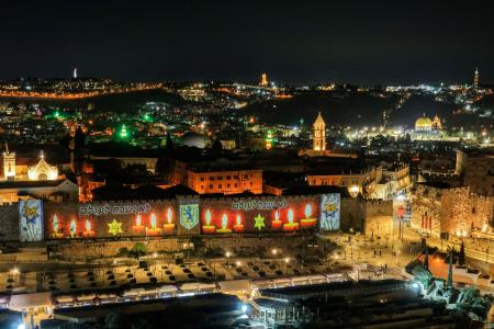 　ホロコースト記念日に入り、旧市街にドローンで示された「決して忘れない」とのヘブライ語メッセージ＝１３日、エルサレム（ロイター＝共同）