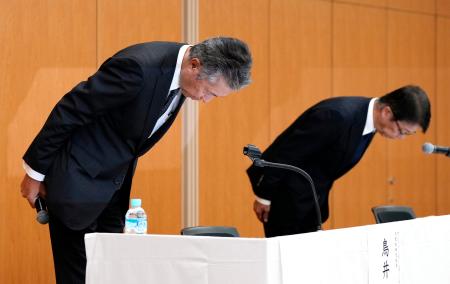 　新浪剛史会長の辞任について、記者会見で頭を下げるサントリーＨＤの鳥井信宏社長（左）と山田賢治副社長＝２日午後、東京都港区