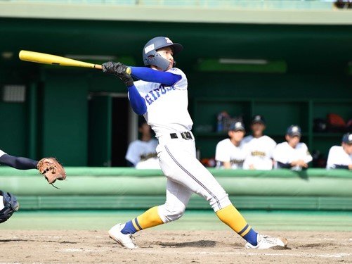 県岐阜商×本巣松陽＝適時打を放つ県岐阜商の内藤＝長良川