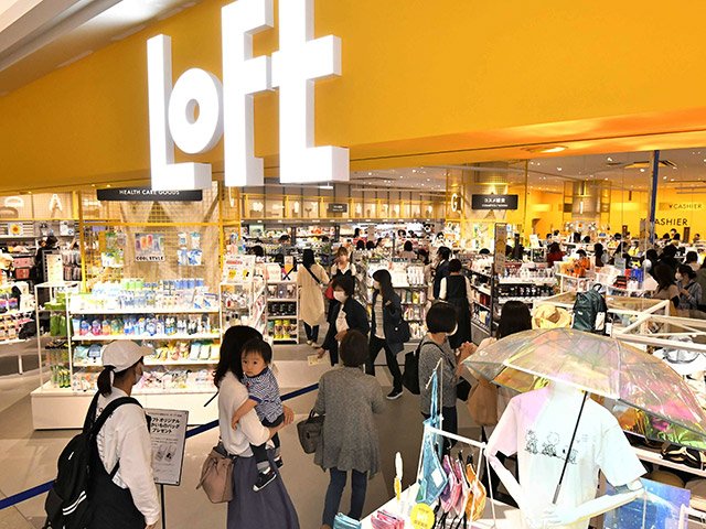 開店早々、大勢の買い物客が詰め掛けたロフト直営店＝２８日午前１０時２１分、岐阜市柳津町丸野、カラフルタウン岐阜