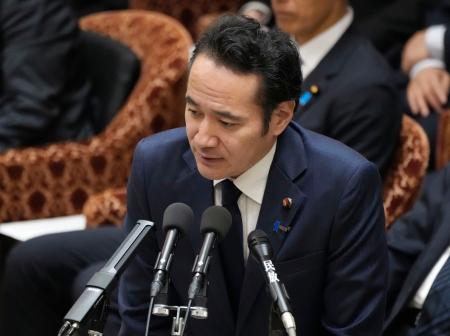 　衆院予算委で答弁する簗農相＝１４日午前