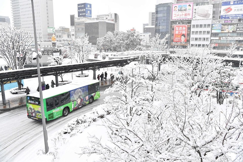 雪化粧されたＪＲ岐阜駅前のバスターミナル＝２４日午前８時７分、岐阜市橋本町、同駅北口