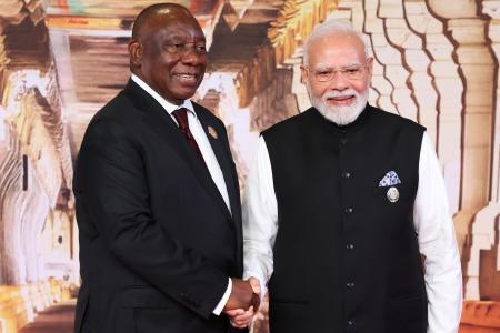　インドの首都ニューデリーで開かれたＢＲＩＣＳ首脳会議で、モディ首相（右）と握手する南アフリカのラマポーザ大統領＝１２日（ＡＰ＝共同）