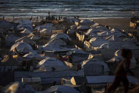 　ガザ北部ガザ市の海岸沿いに張られた避難民のテント＝２４日（ゲッティ＝共同）