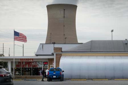 　米インディアナ州にある火力発電所の冷却塔＝１４日（ゲッティ＝共同）