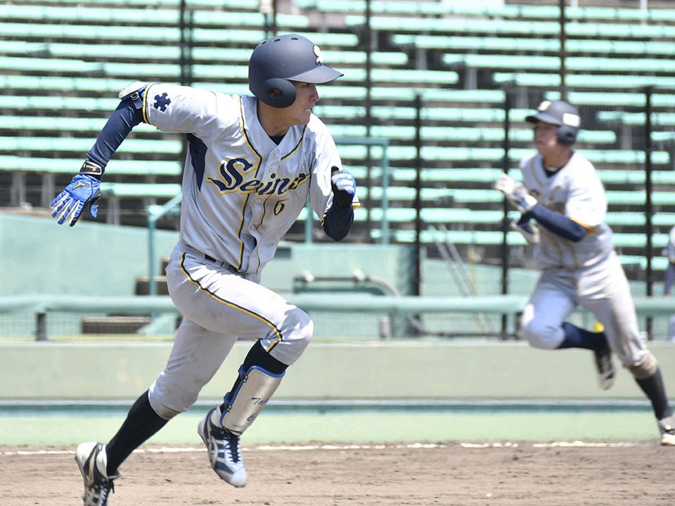 東邦ガス×西濃運輸＝２回裏西濃運輸１死一、三塁、北野（左）のセーフティースクイズで生還する三走の城野＝長良川