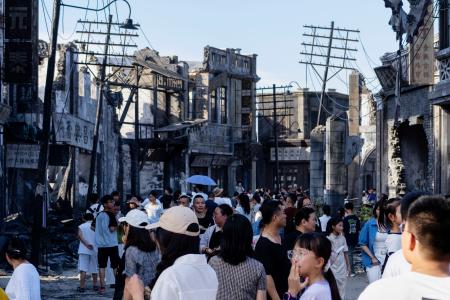 　映画「南京写真館」の撮影所を訪れた人たち＝７日、中国上海市（共同）