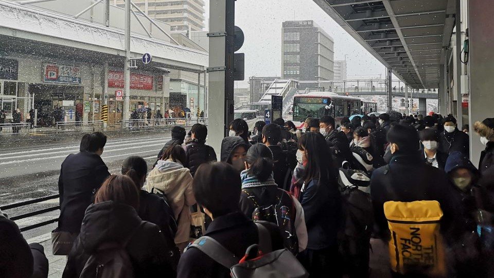 バスを待つ学生や通勤客でごった返す停留所＝１４日午前８時４分、岐阜市内