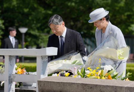 　広島市の平和記念公園を訪れ、原爆慰霊碑に供花される天皇、皇后両陛下＝１９日午後