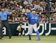 　４回ソフトバンク２死一、二塁、正木のゴロを一塁へ悪送球する日本ハムの三塁手有薗。追加点を許す＝みずほペイペイドーム