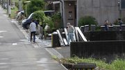 浸水を防ぐ板を片付ける住民ら＝１日午前１０時３分、揖斐郡池田町片山