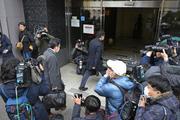 　家宅捜索のため自民党安倍派（清和政策研究会）の事務所に向かう東京地検特捜部の係官ら＝２０２３年１２月、東京都千代田区