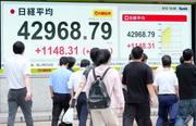 　上げ幅が一時１１００円を超え、４万２９００円台を付けた日経平均株価を示すボード。取引時間中として史上最高値を更新した＝１２日午後、東京都中央区