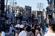 　映画「南京写真館」の撮影所を訪れた人たち＝７日、中国上海市（共同）