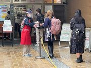 学生食堂に入る前に、手指消毒をする学生＝２１日午後０時１８分、岐阜市柳戸、岐阜大