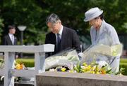 　広島市の平和記念公園を訪れ、原爆慰霊碑に供花される天皇、皇后両陛下＝１９日午後