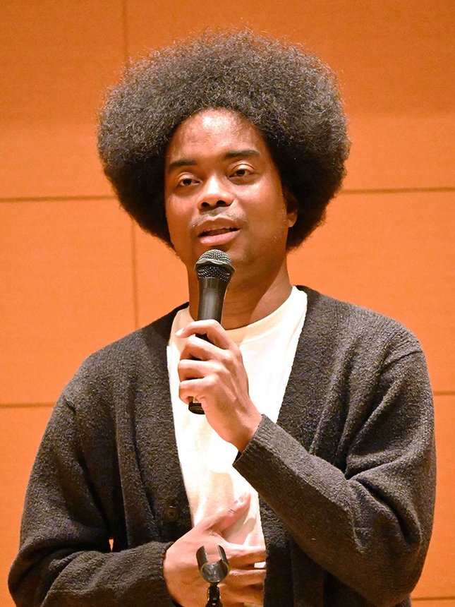 壮絶ないじめ体験を語り、「難しく考えず、違いを楽しんで」と語るタレントの副島淳さん＝大垣市小野、市情報工房