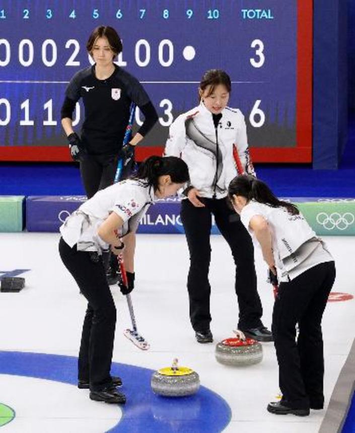 　日本―韓国　第９エンド、韓国のショットを見つめる吉村（左上）＝コルティナダンペッツォ（共同）