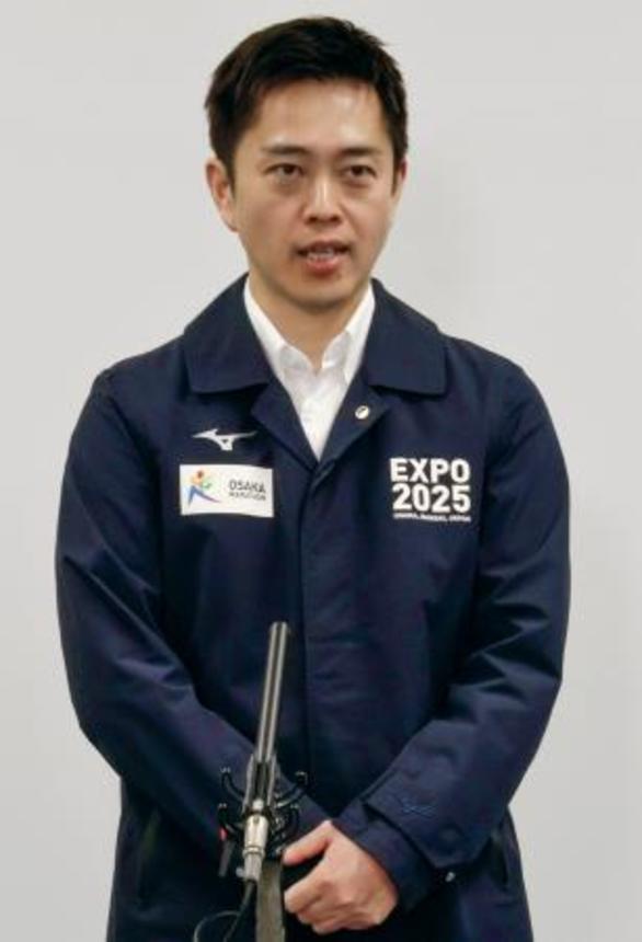 　大阪府庁で記者団の取材に応じる日本維新の会の吉村代表＝４日午後