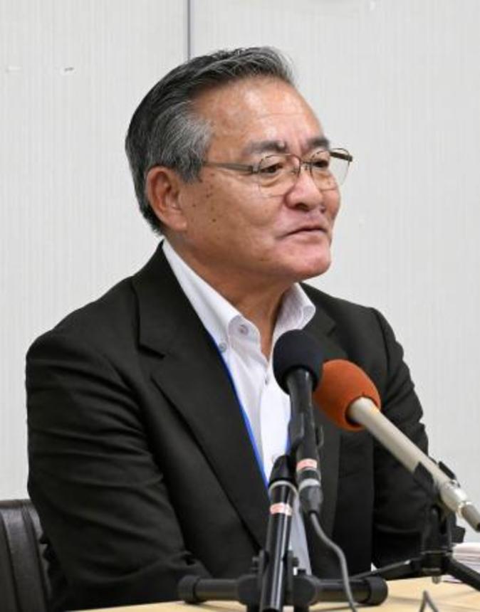 　記者会見する鹿児島県十島村の久保源一郎村長＝１０日午後、鹿児島市
