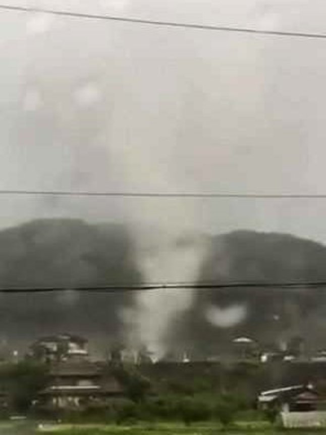 渦を巻きながら竜巻のように進む突風＝１７日午後、加茂郡八百津町（住民提供）
