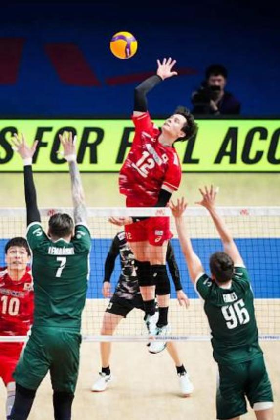 　１次リーグのポーランド戦でスパイクを放つ日本の高橋藍＝中国・臨沂（Ｖｏｌｌｅｙｂａｌｌ　Ｗｏｒｌｄ提供）
